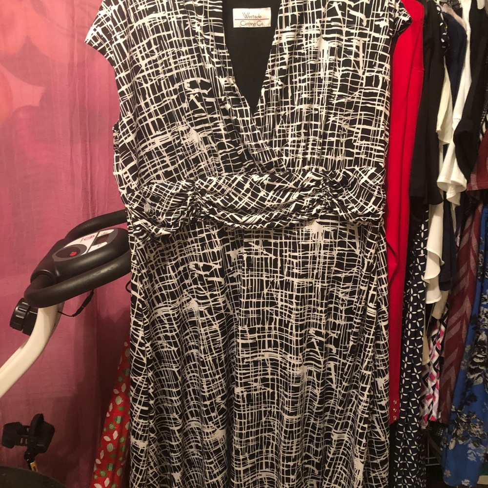 Women’s Westside Co MIDI length size 1X black beig